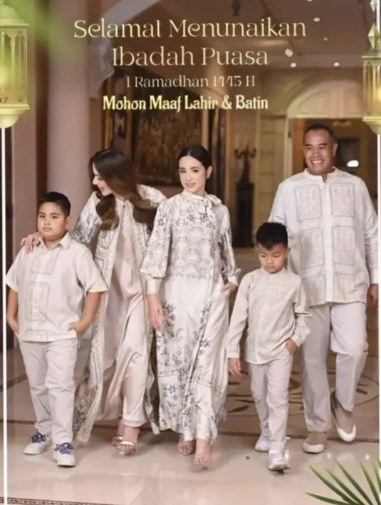 Bahkan dress sang putri, Mikhayla terlihat begitu manis dengan aksen pita pada bagian leher. [Foto: Instagram/ Nia Ramadhani]