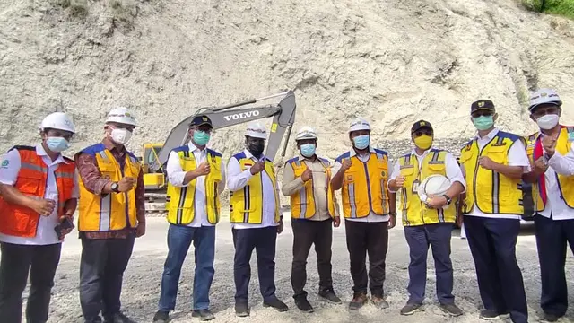 Wamen PUPR, John Wempi Wetipo tinjau Proyek Pekerjaan Tanggap Darurat Longsoran Batu Putih cs di NTT. (Dok Brantas Abipraya)