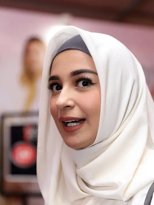 Saat ditemui di Senayan City pada Selasa (27/10/2015), istri Teuku Wisnu ini menjelaskan konsep yang diusung dalam JFW kali ini. Ada tiga brand yang berkolaborasi dan melebur menjadi satu kesatuan bernama Divine. (Andy Masela/Bintang.com)