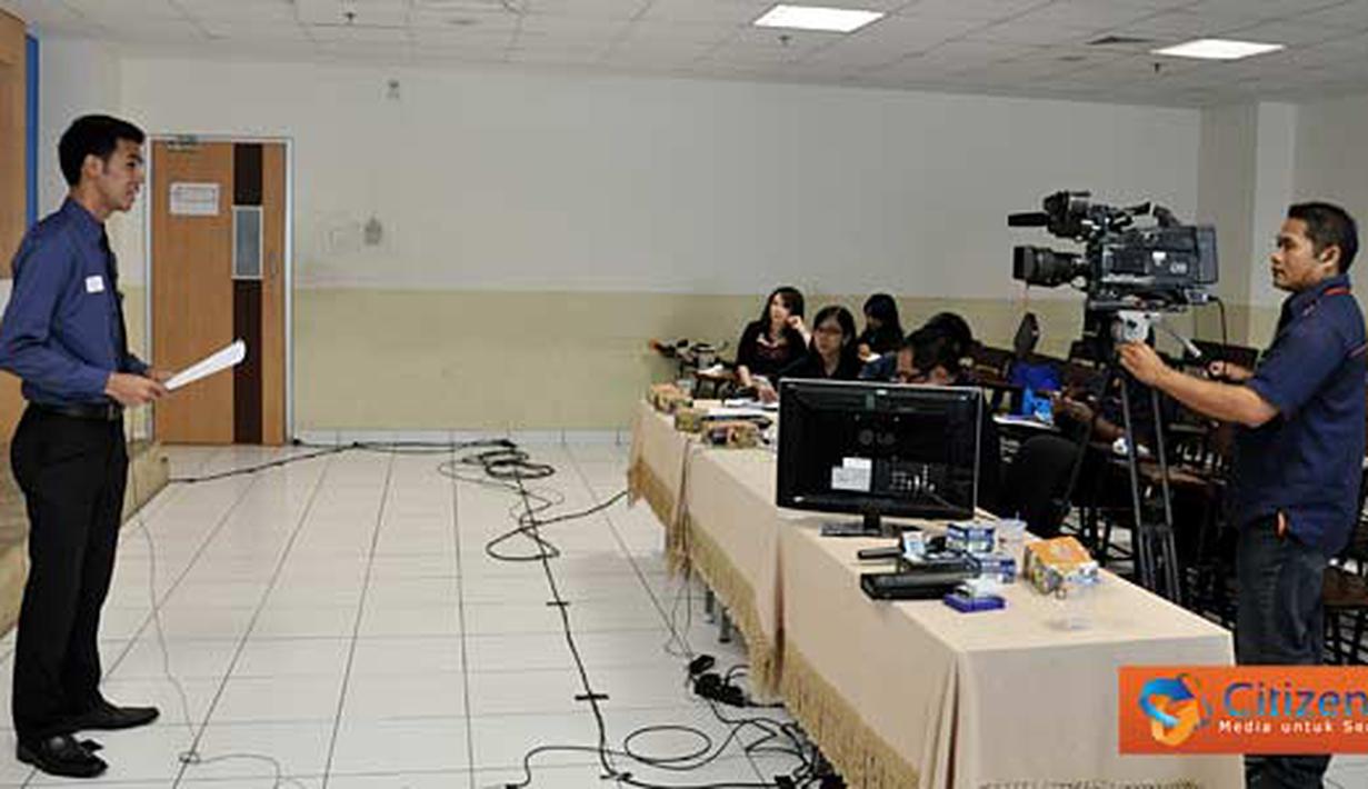 Citizen6, Jakarta: Seorang peserta lomba presenter membaca narasi dalam SCTV Goes to Campus di Kampus Universitas Bina Nusantara di Jakarta, Kamis (1/3). (Pengirim: Ali Romdhoni)