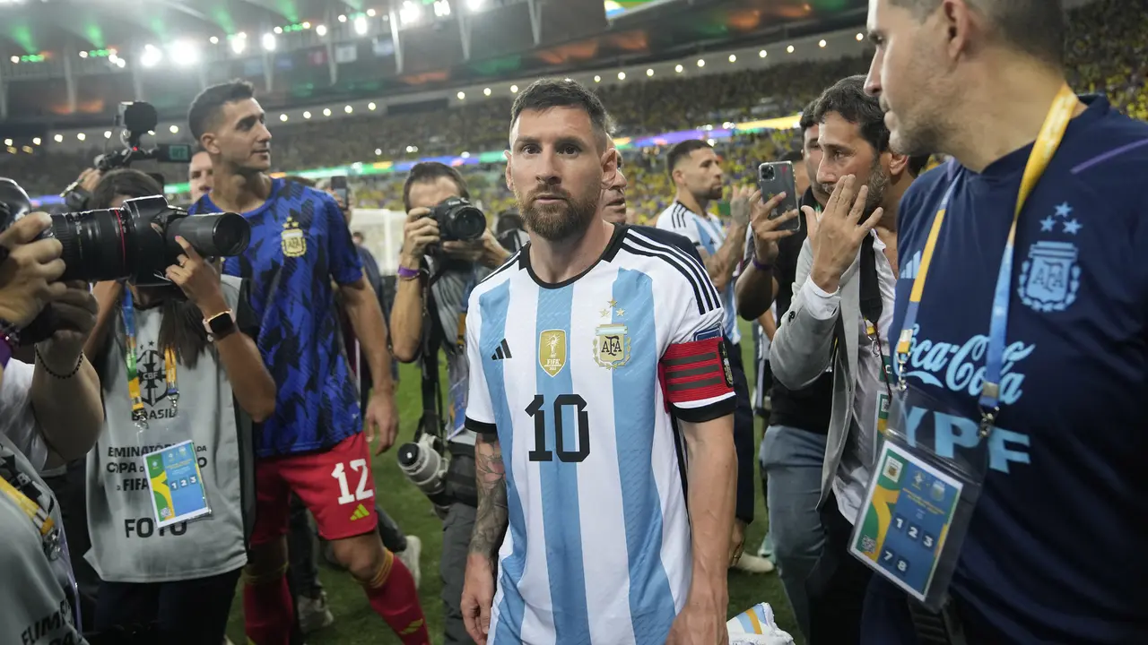 Foto: Kerusuhan Pecah saat Laga Brasil Vs Argentina di Kualifikasi Piala Dunia 2026, Lisandro Martinez dkk Sempat Ikut Melerai