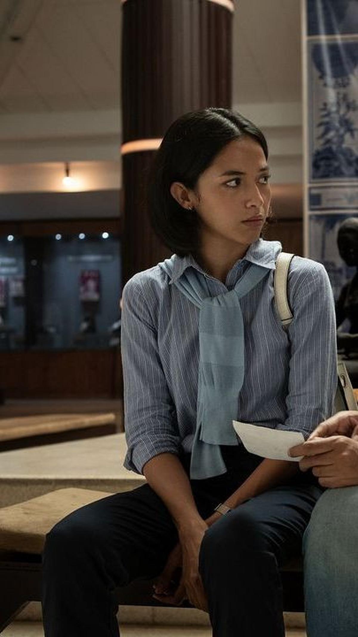 Putri Marino berperan sebagai Arum. Karakternya sebagai wanita independen yang cerdas.