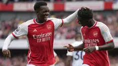 Selebrasi pemain Arsenal, Eddie Nketiah (kiri) dan Bukayo Saka, saat melawan Nottingham Forest di pekan pertama Premier League 2023/2024 yang berlangsung di Emirates Stadium, Sabtu (12/8/2023) malam WIB. (AP Photo/Kirsty Wigglesworth)