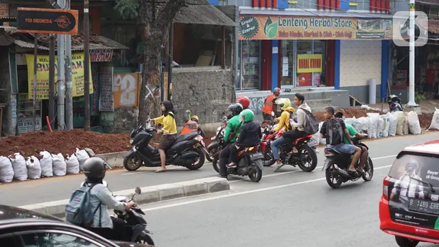 Minim Pengawasan, Pemotor Bebas Lawan Arah di Lenteng Agung