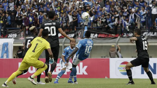 Striker Persib Bandung, Ezechiel N'Douasel, melepaskan tendangan salto saat melawan TIRA Persikabo pada laga Piala Presiden 2019. (Bola.com/Yoppy Renato)