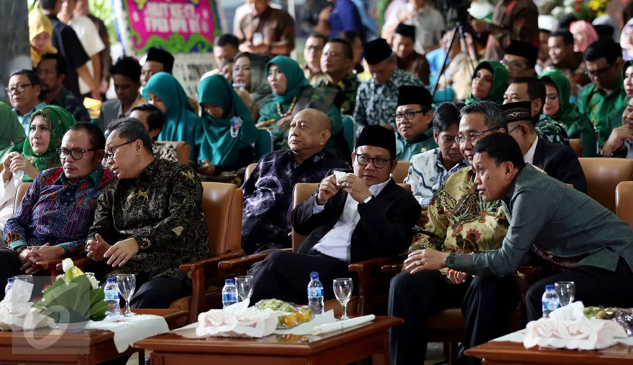 Ketua MPR Zulkifli Hasan bersama Ketua Umum PKB Muhaimin Iskandar, Menteri Ketenagakerjaan Hanif Dhakiri, Eko Sandjojo menghadiri HUT ke-17 Fraksi PKB DPR di Komplek Parlemen, Senayan, Jakarta, Rabu (12/10). (Liputan6.com/Johan Tallo)