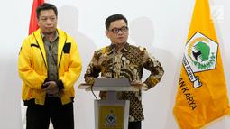 Ketua DPP Partai Golkar Ace Hasan Syadzily dan Ketua DPP Partai Golkar Venno Tetelepta memberikan keterangan pers terkait pemberhentian dan pengisian jabatan di DPP Partai Golkar, Jakarta, Selasa (19/3). (Liputan6.com/Johan Tallo)