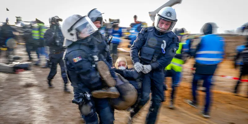 Tolak Tambang Batu Bara, Aktivis Iklim di Jerman Bentrok dengan Polisi