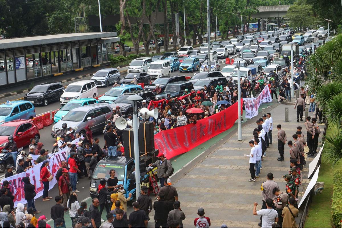 Aksi pengunjuk rasa tuntut polisi adili Jokowi