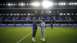 Pemain Everton, Ashley Young (kiri) berbincang dengan putranya, Tyler Young sebelum laga putaran ketiga Piala FA 2024/2025 melawan Peterborough United di Goodison Park, Liverpool, Inggris, Jumat (10/01/2025) WIB. (AP Photo/PA/Peter Byrne)