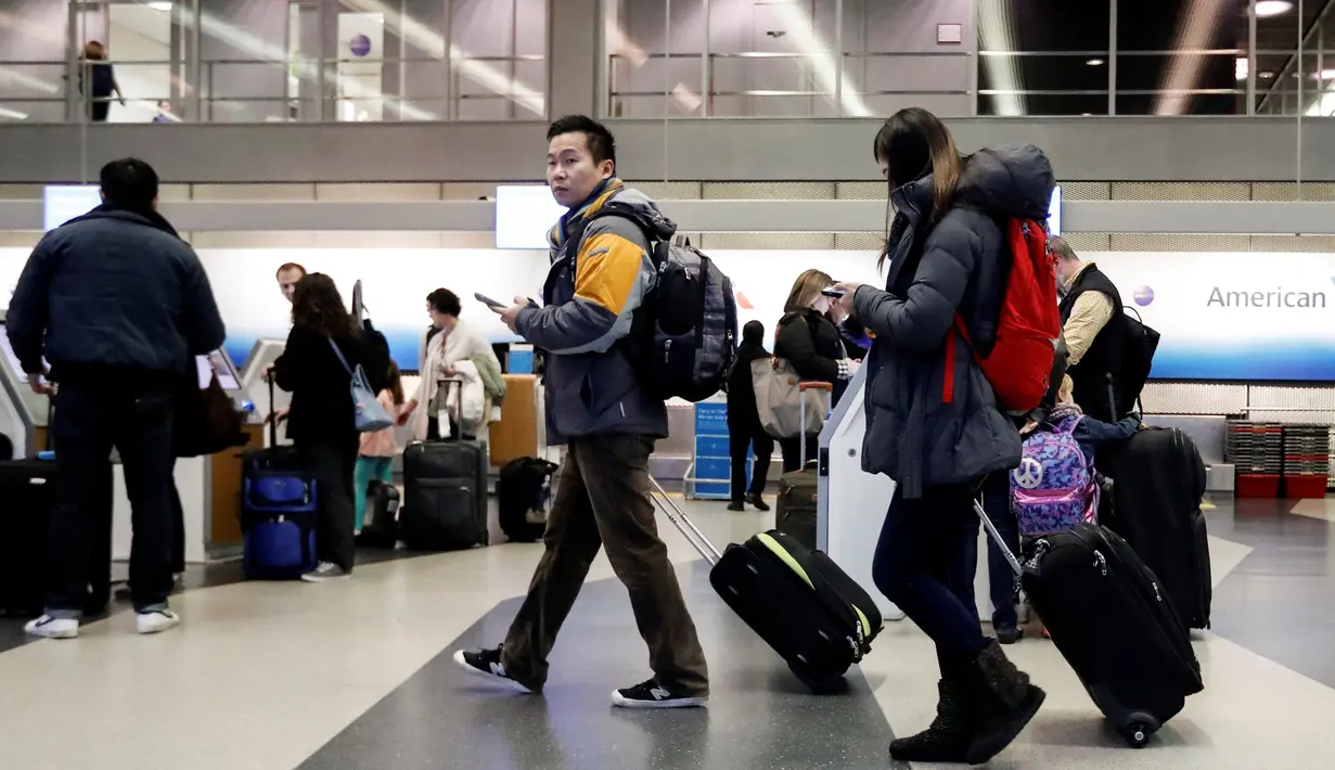 Wisatawan berjalan melalui Terminal 3 O'Hare Airport untuk mudik sebelum perayaan Thanksgiving  di Chicago, , Rabu (23/11). Banyak masyarakat AS pulang ke kampung halamannya pada hari pengucapan syukur atau Thanksgiving. (REUTERS/Kamil Krzaczynski)