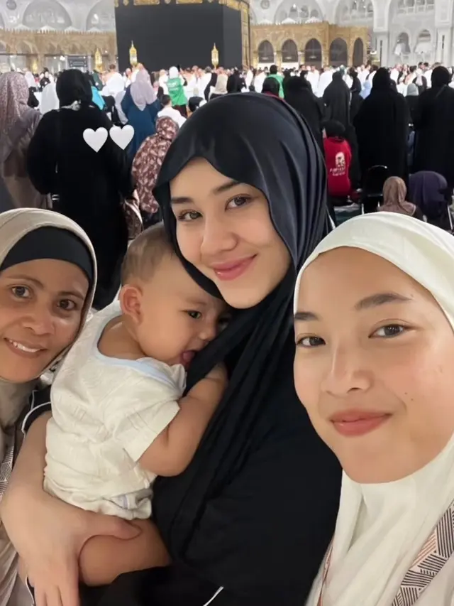 Aaliyah Massaid Umrah sambil menggendong Baby Arash di depan Kaabah . [@aaliyah.massaid]
