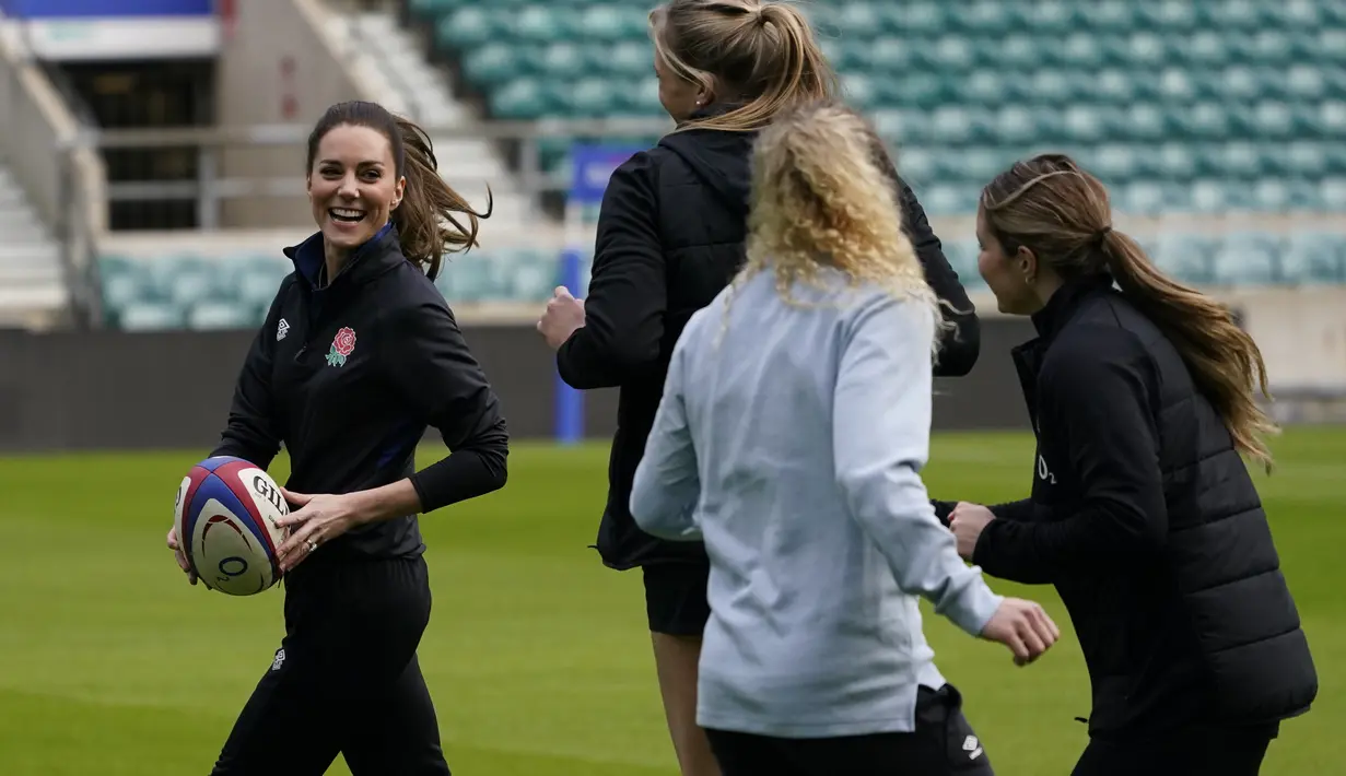 Kate Middleton, Duchess of Cambridge, berlari saat dia menghadiri sesi pelatihan tim rugby Inggris sebagai bagian dari peran barunya sebagai Pelindung Persatuan Sepak Bola Rugbi di Stadion Twickenham, di London (2/2/2022). (AP Photo/Alberto Pezzali)