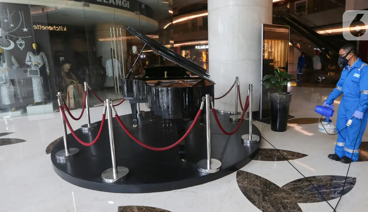 Petugas menyemprotkan cairan disinfektan di dalam area Lippo Mall Kemang, Jakarta, Senin (23/3/2020). Penyemprotan dengan menurunkan enam petugas di seluruh area dimaksudkan untuk mengurangi penyebaran Virus Corona atau Covid-19. (Liputan6.com/Fery Pradolo)