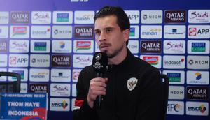 Gelandang Timnas Indonesia, Thom Haye, berbicara pada sesi konferensi pers jelang laga melawan Arab Saudi, Senin (18/11/2024) sore WIB. (Bola.com/M. Iqbal Ichsan)