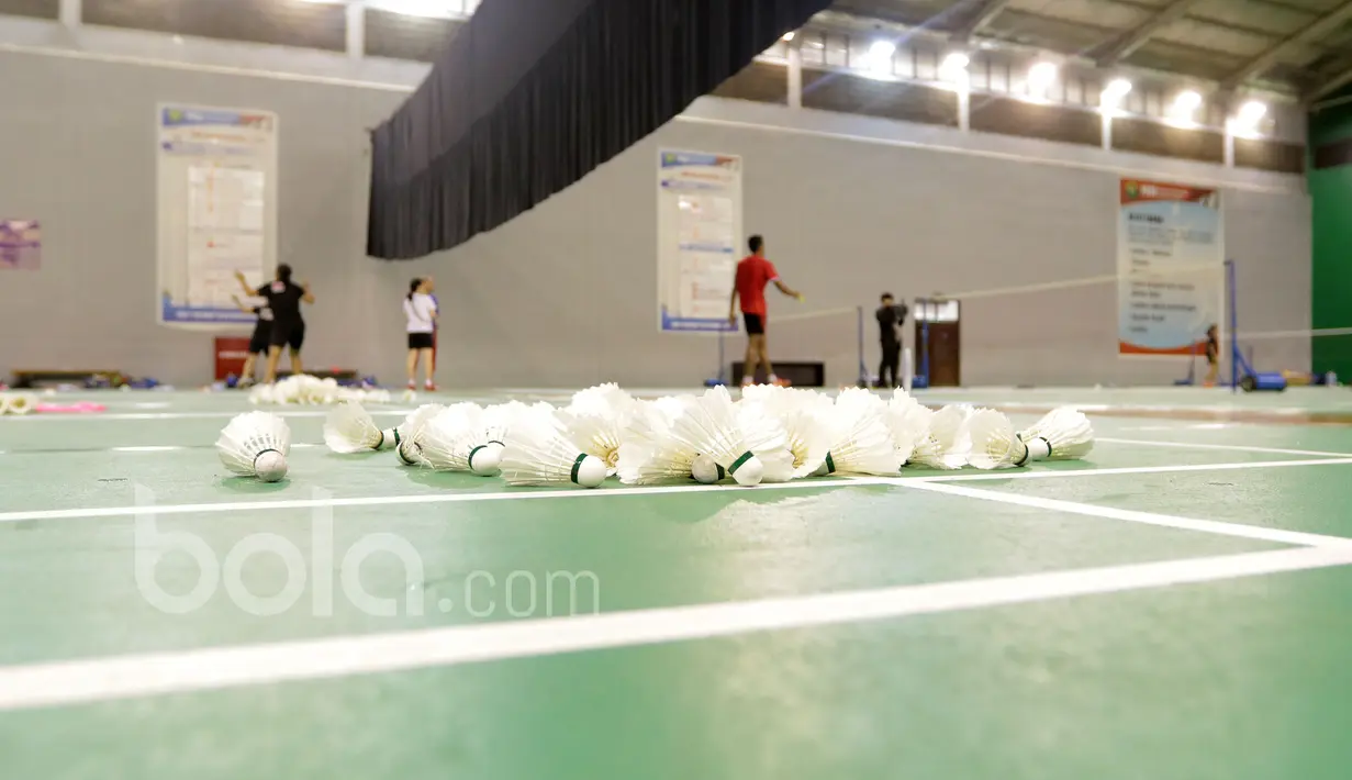 Para pebulu tangkis sedang berlatih di  Pusat latihan Pelatnas Indonesia, Cipayung, Jakarta, (4/1/2017). (Bola.com/Nicklas Hanoatubun)