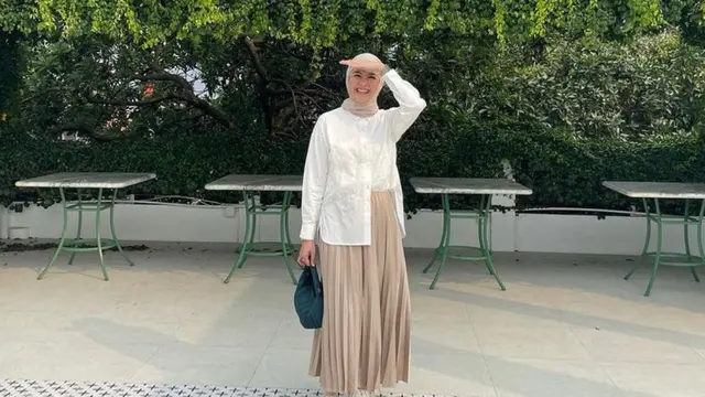 inspirasi fesyen Revalina S Temat dalam nuansa putih dan cokelat