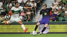 Penyerang Barcelona asal Inggris bernomor punggung 17, Anthony Gordon, berebut bola dengan bek Elche asal Spanyol bernomor punggung 23, Victor Chust, dalam pertandingan Liga Spanyol antara Elche CF dan FC Barcelona di Stadion Martinez Valero, Elche, pada 23 Agustus 2026. (JOSE JORDAN/AFP)