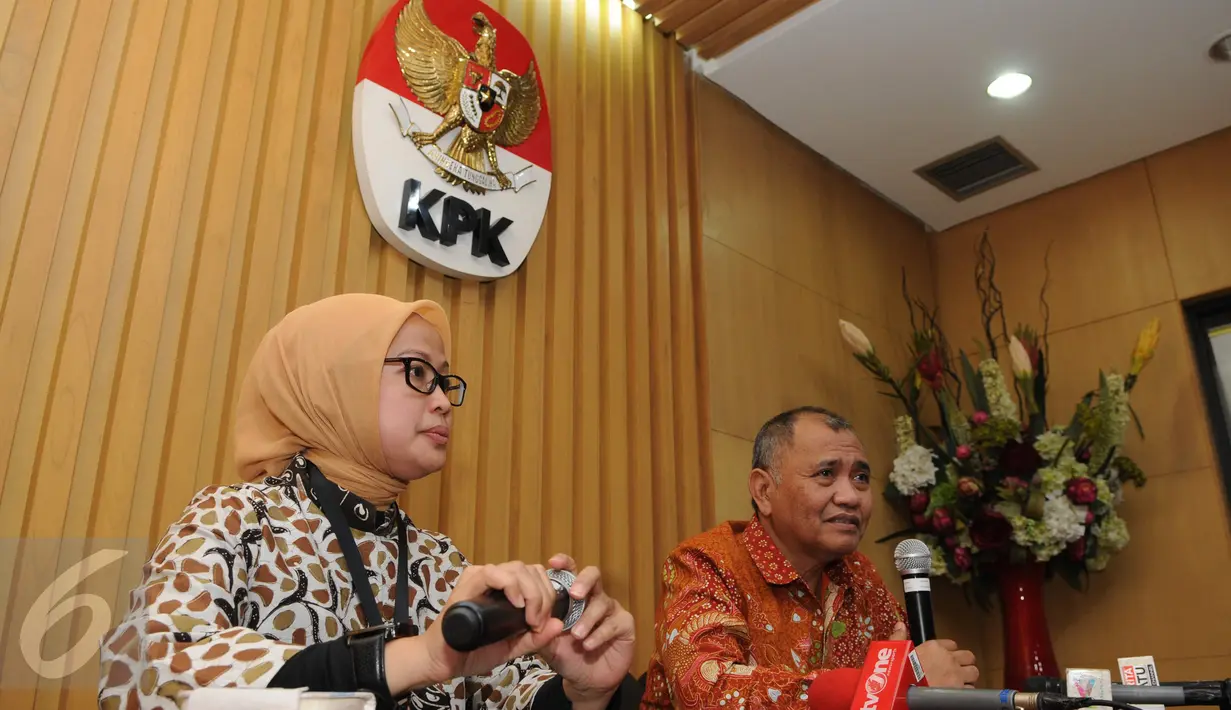 Ketua KPK, Agus Rahardjo (kanan) dan Humas KPK Ipi Maryati Kuding saat menggelar konferensi pers di KPK, Jakarta, Kamis (10/11). KPK memberikan keterangan terkait perkembangan penanganan sejumlah kasus. (Liputan6.com/Helmi Afandi)