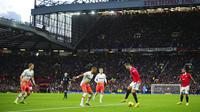 Pemain Manchester United (MU), Cristiano Ronaldo&nbsp;(kanan) menguasai bola di depan kotak penalti West Ham&nbsp;dalam lanjutan&nbsp;Liga Inggris 2022/2023 di stadion Old Trafford di Manchester, Inggris, Minggu, 30 Oktober 2022. (AP Photo/Jon Super)