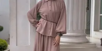 Revalina tampil dengan gaya feminin dengan setelan rok dan blouse. Aksen lengan balon membuatnya nampak anggun. [Foto: Instagram/vatemat]