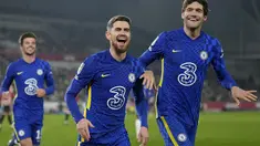 Gelandang Chelsea, Jorginho (tengah) berselebrasi usai mencetak gol lewat titi penalti ke gawang Brentford pada pertandingan perempat final Piala Liga Inggris di stadion Brentford Community di London, Kamis (23/12/2021). Chelsea menang atas Brentford 2-0. (AP Photo/Kirsty Wigglesworth)