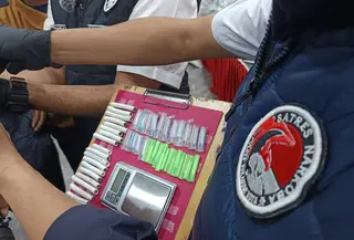 Polisi mengungkap praktik peredaran narkotika dengan modus yang tergolong baru, yaitu memasukkan sabu ke dalam kabel listrik. (Liputan6.com/Fira Syahrin)