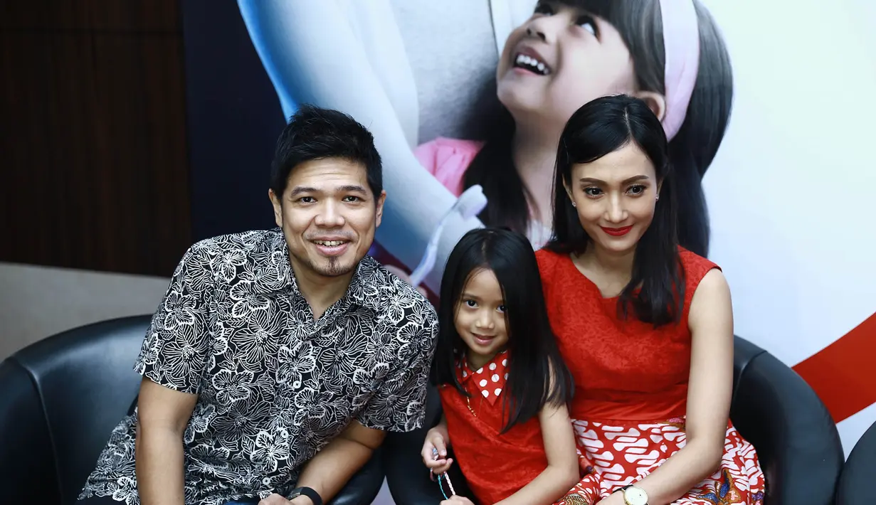 Puteri Indonesia 2004 dari Kepulauan Bangka Belitung itu bersyukur. Anaknya mulai mengetahui disiplin dan kerja keras yang dilakukan oleh kedua orangtuanya saat menjalani kegiatannya. (Galih W. Satria/Bintang.com)