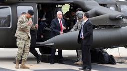 Wakil Presiden AS, Mike Pence turun dari helikopter setibanya di Camp Bonifas, pos komando PBB yang dipimpin AS, dekat bagian selatan Zona Demiliterisasi di perbatasan Korea Selatan (Korsel) dan Korea Utara (Korut), Senin (17/4). (AP Photo/Lee Jin-man)