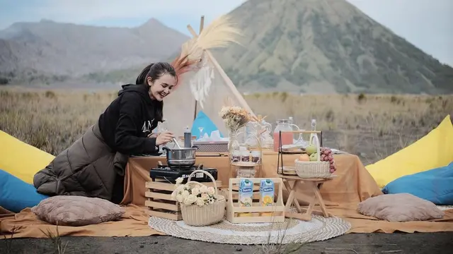 6 Potret Michelle Ziudith Syuting Sambil Liburan di Bromo, Seru Naik Motor Trail