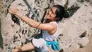 Salah satu artis yang gemar naik gunung, Prisia Nasution. Tidak hanya naik gunung, istri dari Iedil Putra itu juga suka dengan olah raga yang menantang seperti panjat tebing. (Instagram/prisia)