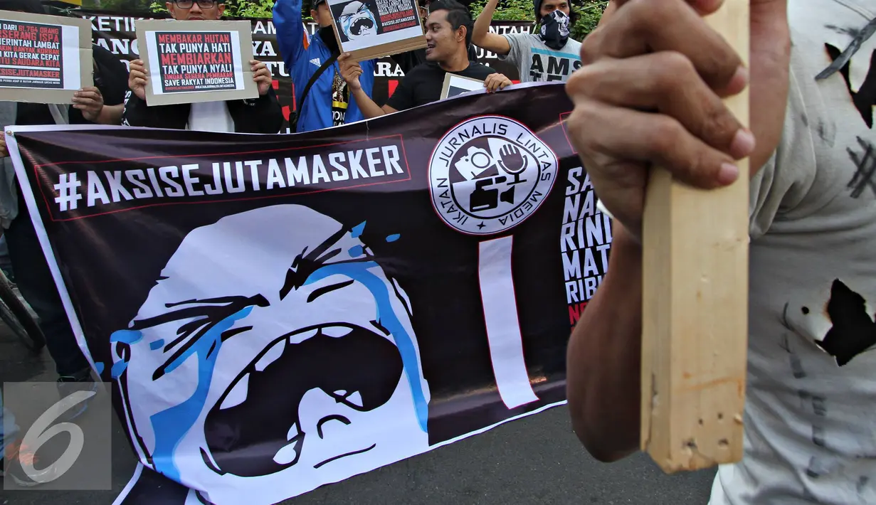 Sejumlah massa dari Ikatan Jurnalis Lintas Media saat menggelar aksi kepedulian untuk korban bencana asap di Bundaran HI, Jakarta Pusat, (11/10/2015). Kegiatan dilakukan dengan mengumpulkan bantuan dari warga sekitar. (Liputan6.com/Immanuel Antonius)