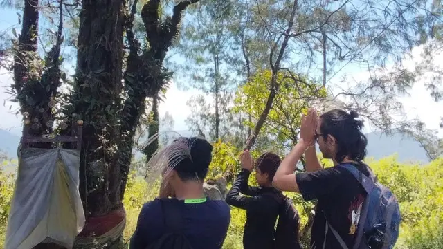 Aktivitas warga bersembahyang di Gunung Pohen, Bali.