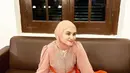 Padu padan kebaya berwarna pastel ala Zee Zee Shahab. Ia mengenakan kebaya berwarna merah muda pastel yang lembut, ia padukan dengan kain batik kuning pastel, selendang merah, dan hijab nude yang serasi. [Foto: Instagram/zeezeeshahab]