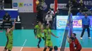 <p>Pemain Jakarta STIN BIN, Pedro Molina (kiri) melompat untuk melepaskan spike saat menghadapi Jakarta Pertamina Pertamax pada laga pekan pertama putaran I PLN Mobile Proliga 2024 di GOR Amongrogo, Yogyakarta, Minggu (28/4/2024). Jakarta STIN BIN menang 3-0 (25-21, 25-23, 25-20). (Dok. PBVSI)</p>