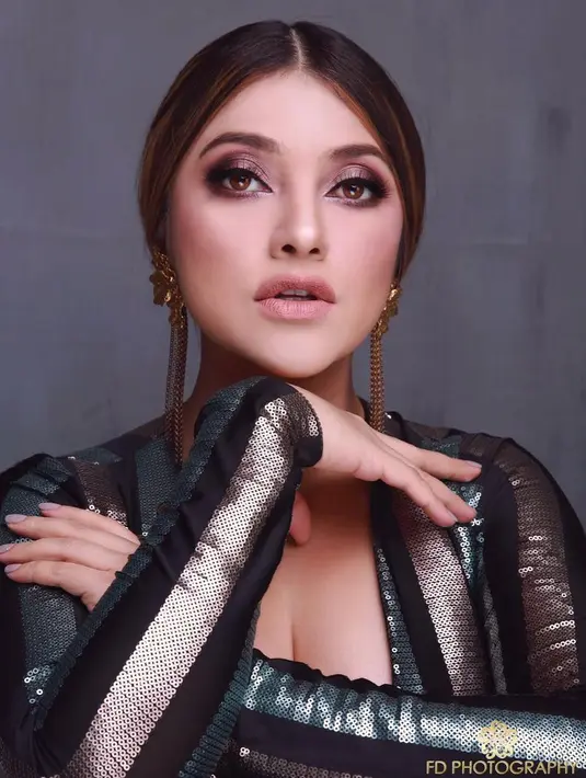 Sarah Azhari dikenal sebagai artis Indonesia yang punya bentuk seksi. Walaupun sudah berumur 40 tahun akan tetapi ia tetap mempunyai wajah yang cantik dan awet muda. (Foto: instagram.com/sazarita)