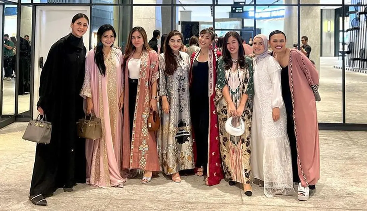 Gaya serupa Ayu Dewi juga terlihat dipakai Wulan Guritno. Ia memadukan long dress yang dibuka dengan jeans dan atasan putih. [Foto: @ashanty_ash]