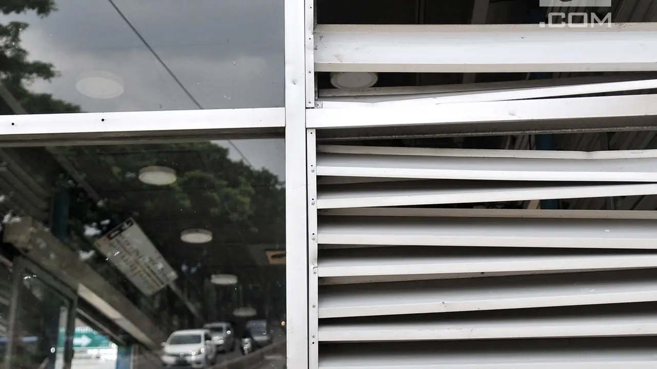 Halte Transjakarta Pasar Rumput Rusak Akibat Tawuran