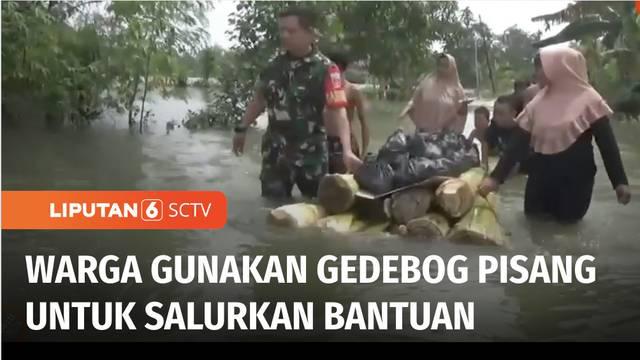 Sudah 5 hari banjir merendam ratusan rumah di Desa Lemahputih, Kecamatan Brati, Grobogan, Jawa Tengah. Tak ada perahu karet, warga terpaksa menggunakan perahu yang dirakit dari gedebog pisang untuk mendistribusikan bantuan sembako.