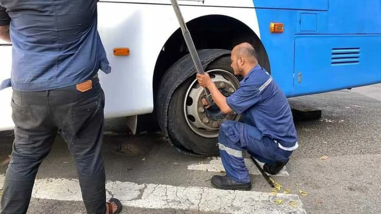 Kondisi ban Transjakarta yang diinformasikan menggunakan ban vulkanisir (TMC Polda Metro)