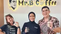 Bernard Wibowo bersama Tantri dan Chua Kotak di coffee shop miliknya. (Dok. IST/Pribadi)