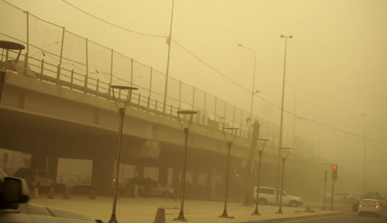 <p>Kondisi jalan di ibu kota Irak, saat debu tebal akibat badai pasir menyelimuti kota itu, pada Senin (23/5/2022). Irak menutup bandara dan gedung-gedung publik saat badai pasir -- yang kesembilan sejak pertengahan April -- melanda negara itu, kata pihak berwenang. (Sabah ARAR / AFP)</p>
