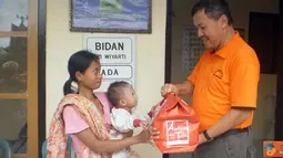Citizen6, Lumajang: Anggota club gemes memberikan paket makanan bergizi pada warga yang mempunyai balita pengidap gizi buruk di Desa Bagu. (Pengirim: Susi)