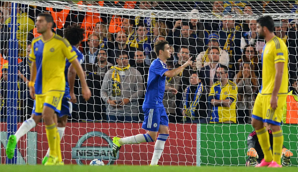 Pemain Chelsea Oscar mencetak gol pada Liga UEFA Champions group G, saat Chelsea menang melawan Maccabi Tel Aviv di Stamford Bridge, London. (AFP Photo/Glyn Kirk)