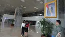 Penampakan foto presiden Joko Widodo di pilar Gedung Nusantara III DPR setelah dua bulan menjadi Presiden RI, Selasa (23/12/2014). (Liputan6.com/Andrian M Tunay)