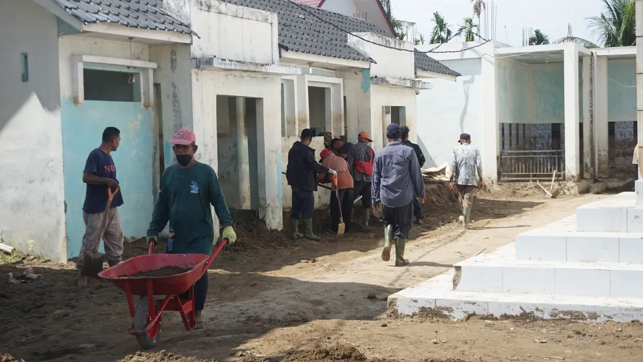 Warga Mereudu gotong royong bersama pemerintah. (foto: Istimewa)