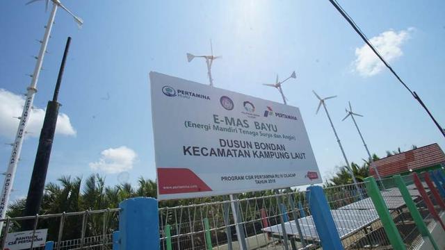 Emas Bayu dan Embak Mina Pertamina Berbagi Cahaya di Pesisir Selatan Jawa