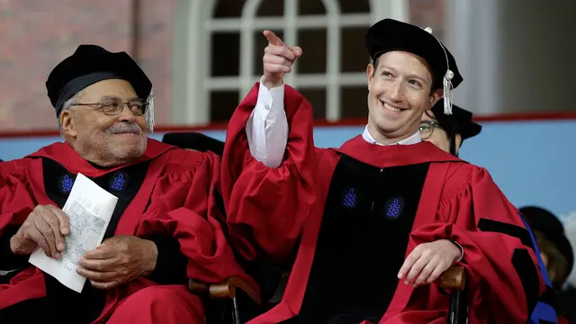 20170525-Mark Zuckerberg Mendapatkan Gelar Doktor Kehormatan dari Harvard-AP