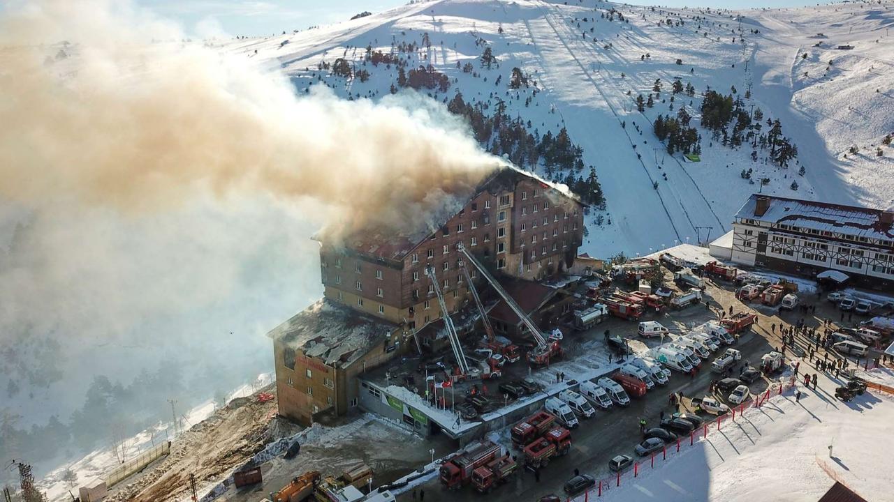 Kebakaran hotel di resor ski Turki