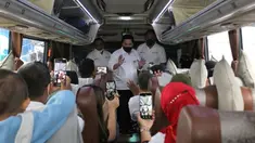 Menteri Badan Usaha Milik Negara (BUMN) Erick Thohir menemui warga yang mengikuti acara Mudik Aman, Mudik Sehat Bersama BUMN 2022 di Area Stadion Gelora Bung Karno, Jakarta, Rabu (27/4/2022). Hari ini Menteri BUMN melepas 12.450 pemudik dengan 249 bus, dari total 40 ribu pemudik yang akan berangkat dengan 542 bus dan 24 perjalanan kereta api ke hampir 40 kota di Pulau Jawa dan Sumatra. (Foto: Humas Kementerian BUMN)